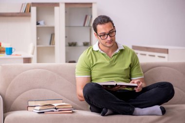 Evde sınava hazırlanan genç bir erkek öğrenci.