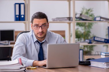 Genç bir erkek işçi aşırı işten memnun değil.