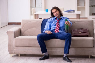 Genç bir erkek çalışanın işten çıkarılması