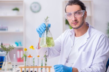 Laboratuvarda çalışan genç bir kimyager.