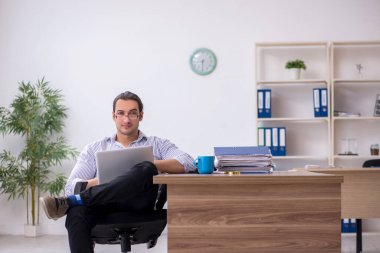 Ofiste çalışan genç bir muhasebeci.