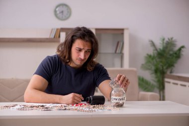 Evde acı çeken genç hasta adam.