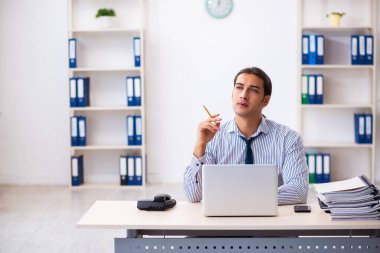 Ofiste çalışan genç bir erkek.