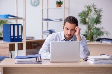 Ofiste çalışan genç bir muhasebeci.