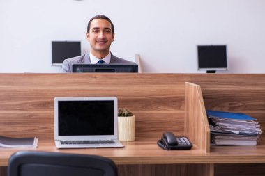 Ofiste çalışan genç bir erkek.