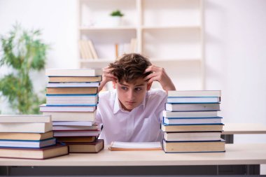 Öğrenci sınıfta sınava hazırlanıyor.