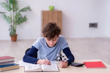 Öğrenci evde moleküler modele bakıyor.