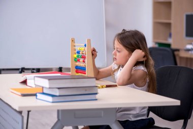 Evde sınava hazırlanan küçük kız.