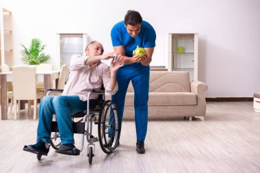 Tekerlekli sandalyedeki yaşlı adam ve genç kötü bakıcı.