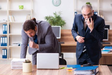 İş yerinde salgın konsepti olan iki çalışan