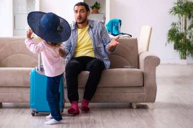 Genç adam ve küçük kızı yolculuğa hazırlanıyorlar.