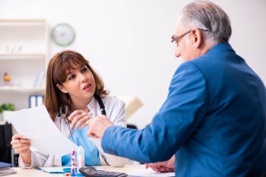 Yaşlı işadamı genç bayan doktoru ziyaret ediyor