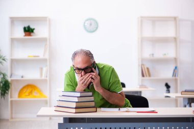 Sınavlara hazırlanan yaşlı bir erkek öğrenci.