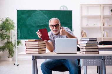 Tele-eğitim konseptinde eski erkek öğrenci