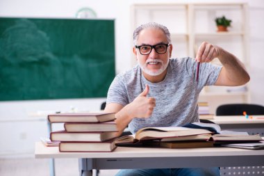 Sınavlara hazırlanan yaşlı bir erkek öğrenci.