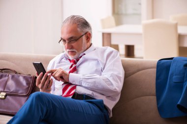 Eski erkek patron işten eve geliyor.