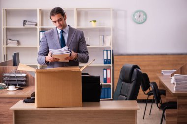 Genç erkek çalışanın işten çıkarılması