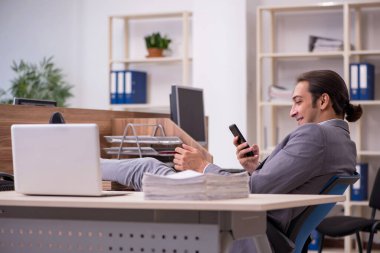 Ofiste çalışan genç bir erkek.