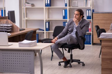 Ofiste çalışan genç bir erkek.