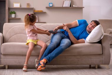 Genç adam kızıyla birlikte evde.