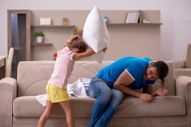 Genç adam kızıyla birlikte evde.