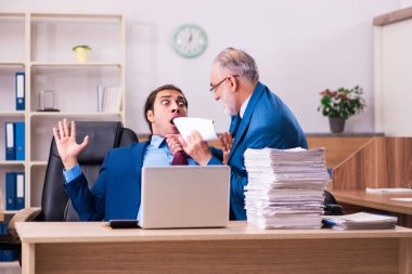 Yaşlı erkek patron ve onun genç erkek asistanı zorbalık kavramında