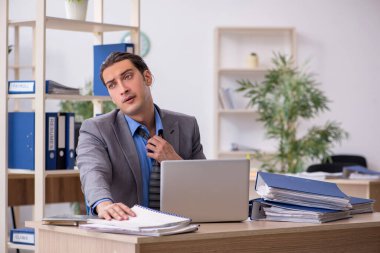 Genç işadamı aşırı çalışmaktan memnun değil.