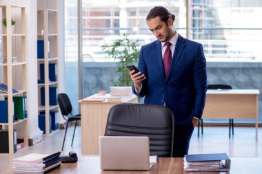 Ofiste çalışan genç işadamı.