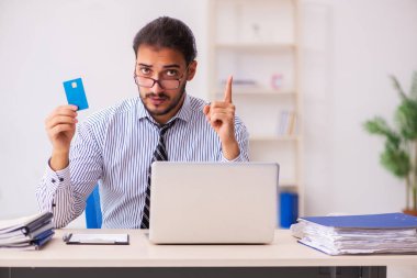 Ecommerce konseptinde genç erkek çalışan