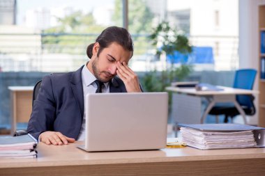 Ofiste çalışan genç işadamı.