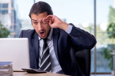 Ofiste çalışan genç işadamı.