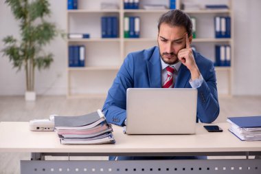 Ofiste çalışan genç bir erkek.