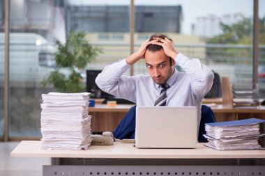 Ofiste çalışan genç bir erkek.