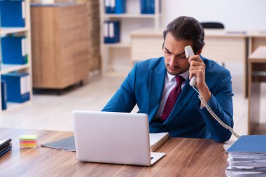 İş yerinde çalışan genç bir erkek.