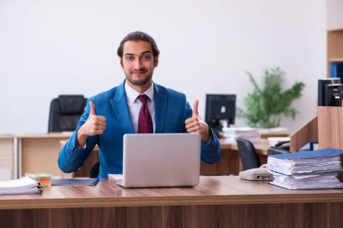 İş yerinde çalışan genç bir erkek.