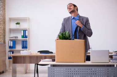 Genç erkek çalışanın işinden kovulması