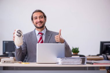 Ofiste çalışan genç bir erkek.