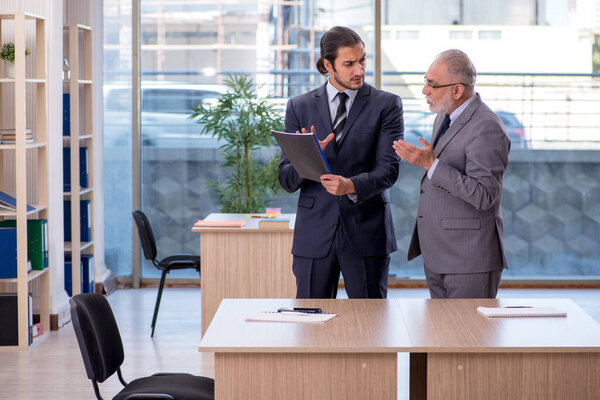 Два бизнесмена обсуждают бизнес-проект