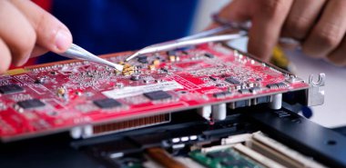 Bilgisayar dizüstü bilgisayarının tamirinde çalışan tamirci.