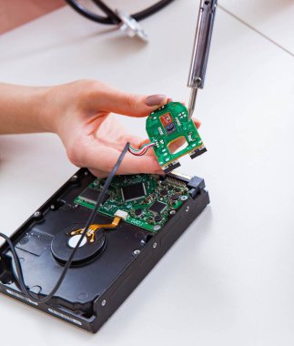 Mühendis bozuk bilgisayar sabit disliğini tamir ediyor