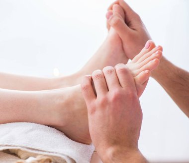 Tıbbi kaplıcada ayak masajı