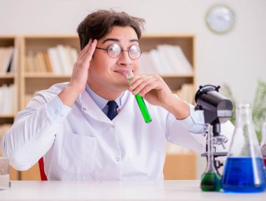 Çılgın bilim adamı bir laboratuarda deneyler yapıyor.