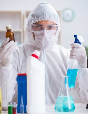 Kimyager banyo malzemelerinin kalitesini kontrol ediyor.