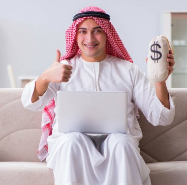 Arap işadamı koltukta oturuyor.