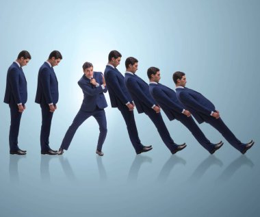 Domino etkisi iş konseptinde iş adamı