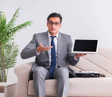 İşadamı ile kanepe oturma dizüstü dizüstü