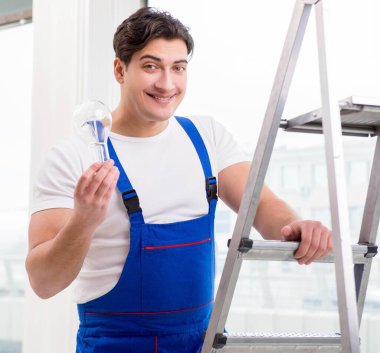 Müteahhit ampulü hazırlıyor.