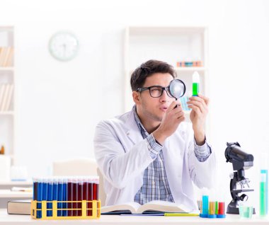 Kimya öğrencisi sınıfta kimyasal deneyler yapıyor.