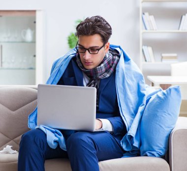 Hasta işadamı grip nedeniyle evden çalışıyor.