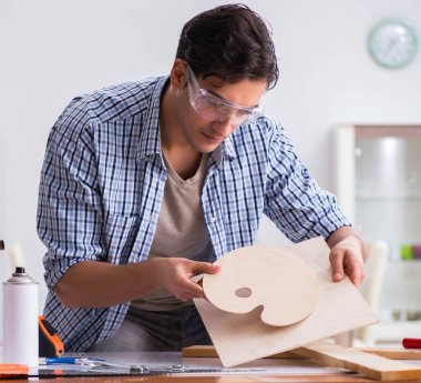 Marangozluk hobisi olan genç bir adam.